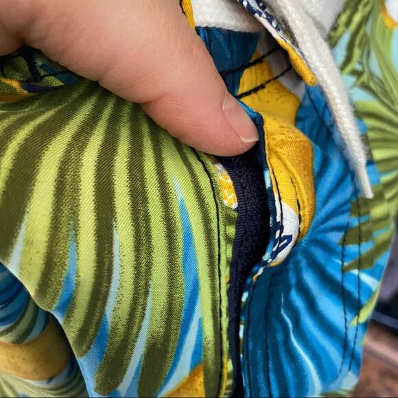 Corona Swim Trunks Size 30 - Picture 4 of 6